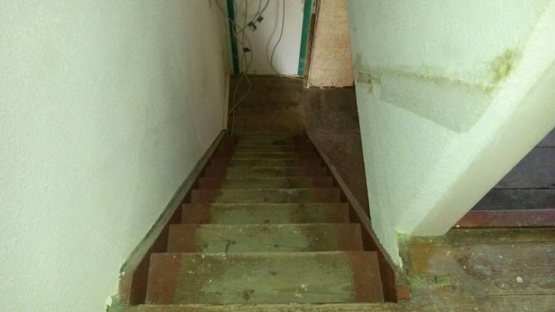 Warum man alte Treppen mit schrägen Stellstufen begradigt - HK